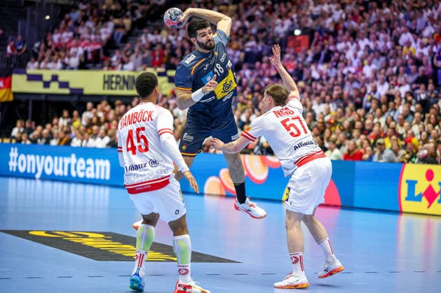 17.01.2026, Handball, Men s EHF EURO 2026, Österreich - Spanien, Jyske Bank Boxen in Herning, Dänemark, Preliminary Round: xde18 im Zweikampf gegen Eric Damböck (Austria 45) Jakob Nigg (Austria 57) Dänemark