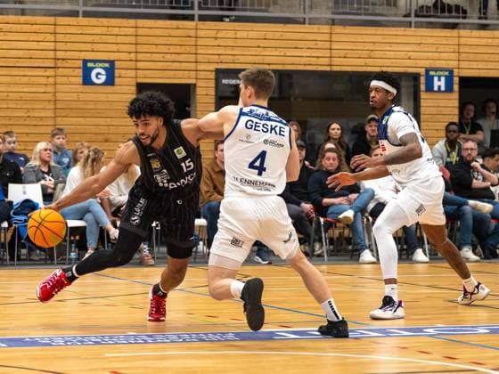 Zweikampf zwischen Patrick Emilien (Tigers Tuebingen, 15) und Niklas Geske (VfL SparkassenStars Bochum, 04). VfL SparkassenStars Bochum vs. Tigers Tuebingen, Basketball, Barmer 2. Basketballbundesliga, 18. Spieltag, Saison 2025 2026, 17.01.2026 VfL Bochum vs. Tigers Tuebingen, Basketball, Barmer 2. Basketballbundesliga, Pro A, 18. Spieltag, Saison 2025 2026, 17.01.2026 Bochum Copyright: xEibner-Pressefoto ThomasxHaeslerx EP_THR