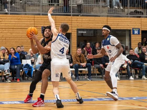 Zweikampf zwischen Patrick Emilien (Tigers Tuebingen, 15) und Niklas Geske (VfL SparkassenStars Bochum, 04). VfL SparkassenStars Bochum vs. Tigers Tuebingen, Basketball, Barmer 2. Basketballbundesliga, 18. Spieltag, Saison 2025 2026, 17.01.2026 VfL Bochum vs. Tigers Tuebingen, Basketball, Barmer 2. Basketballbundesliga, Pro A, 18. Spieltag, Saison 2025 2026, 17.01.2026 Bochum Copyright: xEibner-Pressefoto ThomasxHaeslerx EP_THR