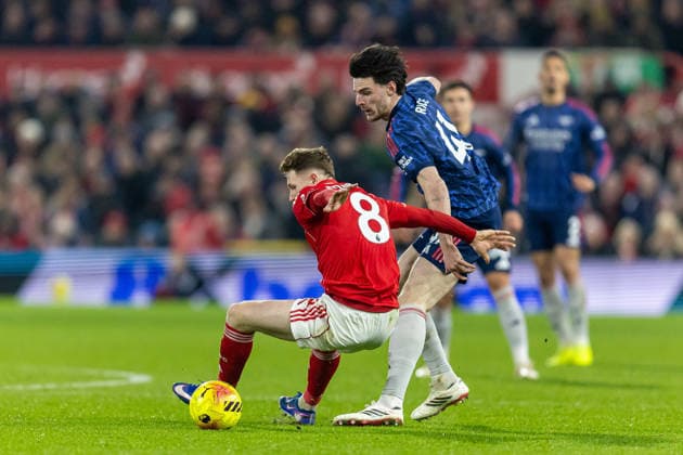 Nottingham Forest v Arsenal, Premier League Arsenal midfielder Declan Rice (41) fouls Nottingham Forest midfielder Elliot Anderson (8) during the Premier League match between Nottingham Forest and Arsenal at the City Ground, Nottingham, UK on 17 January 2026. Nottingham City Ground Nottinghamshire UK Editorial use only DataCo restrictions apply See www.football-dataco.com , Copyright: xManjitxNarotrax PSI-23577-0062