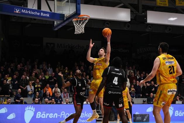 ProA - Phoenix Hagen vs. SBB Baskets Wolmirstedt, Hagen, 17.01.2026, Ischelandhalle Hagen Fabian Bleck (Phoenix Hagen, 10, Forward) beim Korbleger; Barmer2BasketballBundesliga ProA - Phoenix Hagen vs. SBB Baskets Wolmirstedt, Hagen, 17.01.2026, Ischelandhalle Hagen Copyright: xBEAUTIFULxSPORTS Piepenstockx