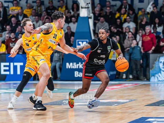 Davien Latrell Williamson (SBB Baskets, 07) im Dribbling gegen Jeffrey Carroll (Phoenix Hagen, 30) und Bjarne Kraushaar (Phoenix Hagen, 04) Phoenix Hagen vs. SBB Baskets Wolmirstedt, Basketball, BARMER 2. Basketball Bundesliga, 18. Spieltag, Saison 2025 2026, 17.01.2026 Phoenix Hagen vs. SBB Baskets Wolmirstedt, Basketball, BARMER 2. Basketball Bundesliga, 18. Spieltag, Saison 2025 2026, 17.01.2026 Hagen Copyright: xEibner-Pressefoto DamianxKruczynx EP_DKI