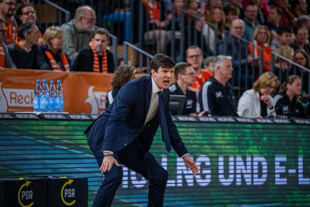 1. Basketball Bundesliga, easyCredit BBL, Saison 2025 2026, Herren, Hauptrunde, 16. Spieltag, 17.01.2026, RASTA Vechta - ALBA Berlin Pedro Calles (Head Coach - ALBA BERLIN) während der Partie Vechta RASTA Dome Niedersachsen Deutschland