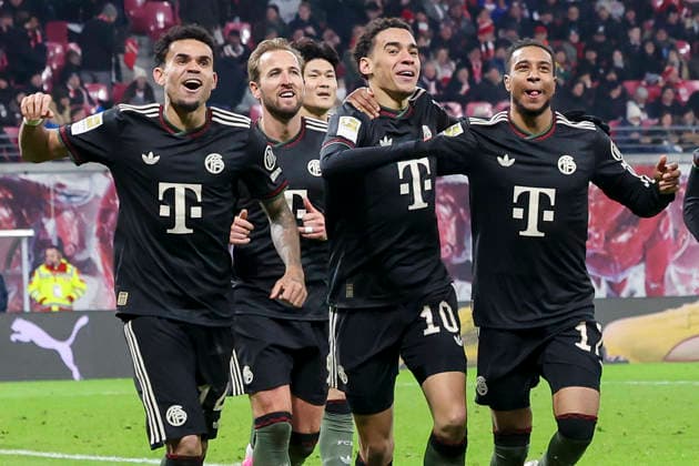 Luis Diaz (FC Bayern Muenchen), Harry Kane (FC Bayern Muenchen), Jamal Musiala (FC Bayern Muenchen) und Michael Olise (FC Bayern Muenchen) jubeln, Bundesliga, RB Leipzig v FC Bayern München, Red Bull Arena am 17. January 2026 in Leipzig, Deutschland. (Foto von Marco Steinbrenner DeFodi Images) Luis Diaz (FC Bayern Muenchen), Harry Kane (FC Bayern Muenchen), Jamal Musiala (FC Bayern Muenchen) und Michael Olise (FC Bayern Muenchen) cheer, Bundesliga, RB Leipzig v FC Bayern München, Red Bull Arena, January 17, 2026 in Leipzig, Germany. (Photo by Marco Steinbrenner DeFodi Images) DFL regulations prohibit any use of photographs as image sequences and or quasi-video. - *** Luis Diaz FC Bayern Muenchen , Harry Kane FC Bayern Muenchen , Jamal Musiala FC Bayern Muenchen and Michael Olise FC Bayern Muenchen cheer, Bundesliga, RB Leipzig v FC Bayern München, Red Bull Arena on January 17, 2026 in Leipzig, Germany Photo by Marco Steinbrenner DeFodi Images Luis Diaz FC Bayern Muenchen , Harry Kane FC Bayern Muenchen , Jamal Musiala FC Bayern Muenchen and Michael Olise FC Bayern Muenchen cheer, Bundesliga, RB Leipzig v FC Bayern München, Red Bull Arena, January 17, 2026 in Leipzig, Germany Photo by Marco Steinbrenner DeFodi Images DFL regulations prohibit any use of photographs as image sequences and or quasi video