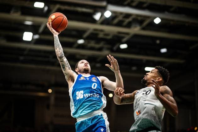 Logan Johnson (Skyliners Frankfurt) im Zweikampf mit Urald King (Gladiators Trier), Vet Concept Gladiators Trier vs Skyliners Frankfurt, Basketball, easyCredit BBL, 16. Spieltag, Saison 2025 2026, 17.01.2026 Vet Concept Gladiators Trier vs Skyliners Frankfurt, Basketball, easyCredit BBL, 16. Spieltag, Saison 2025 2026, 17.01.2026 Copyright: xEibner-Pressefoto AlexanderxNeisx EP_ANS