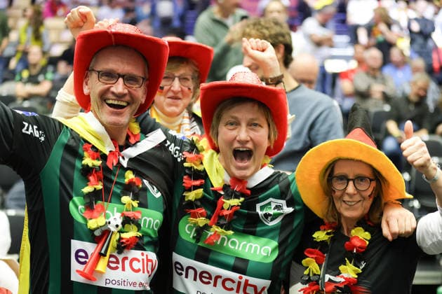 Serbien - Deutschland, EHF Handball-EM 2026 Deutsche Fans jubeln bereits vor dem Anpfiff der Partie. Handball EHF Europameisterschaft, Länderspiel zwischen Serbien und Deutschland am 17. Januar 2026 in Herning (Dänemark)., Herning Dänemark Jyske Bank Boxen