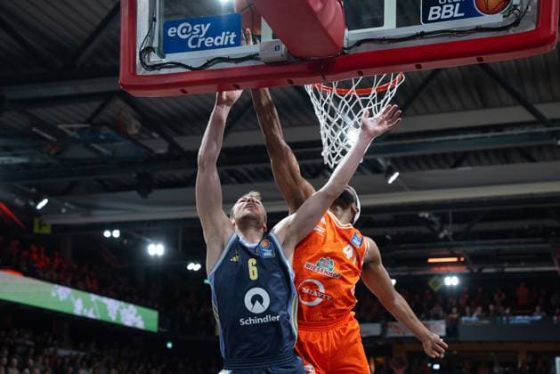 Spielaktion mit Malte Delow (6; Alba Berlin) und Lloyd Pandi (41, Rasta Vechta) am Korb am 16. Spieltag der EasyCredit BBL. Malte Delow (6; Alba Berlin) und Lloyd Pandi (41, Rasta Vechta)