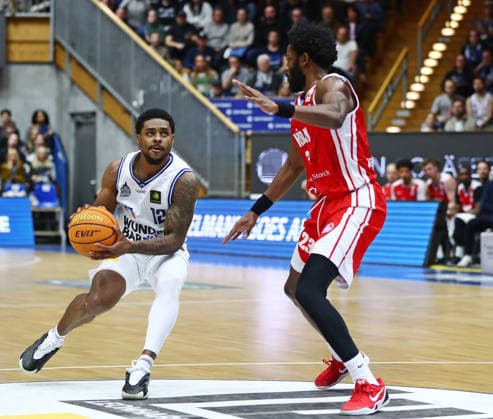 2. Basketball Bundesliga: Merlins Crailsheim - RheinStars Köln am 17.01.2026 in der Arena Hohenlohe in Ilshofen Xavier Trent Johnson (Merlins), Hall Elisias (Köln)