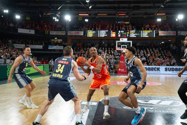 Alonzo Verge Jr. (11, Rasta Vechta) und Martin Hermannsson (15; Alba Berlin) mit Ball in Aktion am 16. Spieltag der EasyCredit BBL in Vechta. Alonzo Verge Jr. (11, Rasta Vechta) und Martin Hermannsson (15; Alba Berlin) mit Ball in Aktion