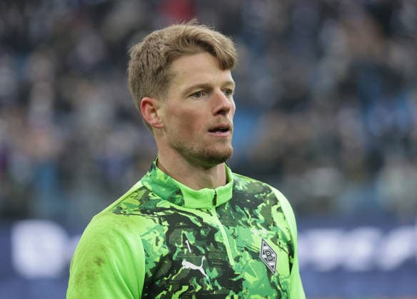 Jonas Omlin (Borussia Moenchengladbach) Fussball, Herren, Saison 2025 2026,1.Liga, Volksparkstadion, Hamburger SV gegen Borussia Moenchengladbach DFL REGULATIONS PROHIBIT ANY USE OF PHOTOGRAPHS AS IMAGE SEQUENCES AND OR QUASI-VIDEO.