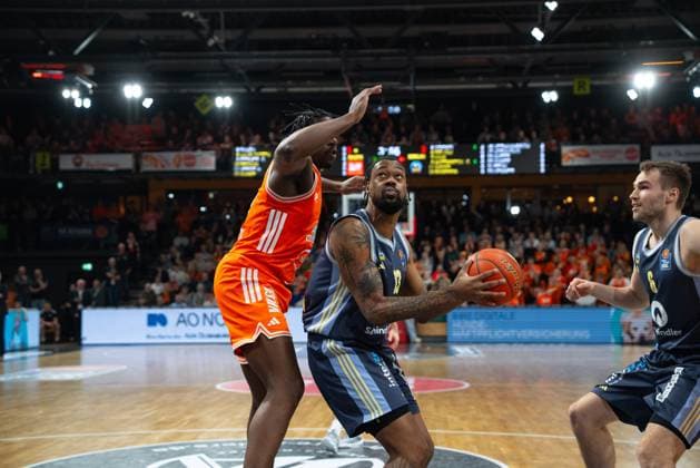 Spielaktion mit Jwan Roberts (13; Alba Berlin) und Luc van Slooten (6; Rasta Vechta) am 16. Spieltag der EasyCredit BBL in Vechta. Jwan Roberts (13; Alba Berlin) mit Ball gegen Luc van Slooten (6; Rasta Vechta)
