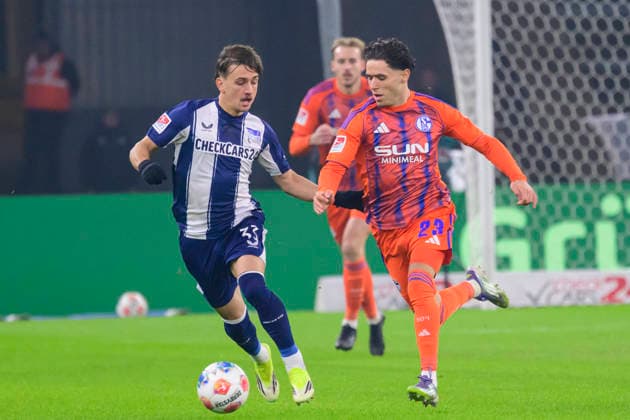 GER, Berlin, soccer, Hertha BSC vs. FC Schalke 04, DFB, 2nd Bundesliga, 2025 2026 season, Gameday 18, f.l.t.r.: Michal Karbownik (Hertha BSC), Soufiane El-Faouzi (FC Schalke 04 23), Action, duels, fighting for the ball, DFB DFL REGULATIONS PROHIBIT ANY USE OF PHOTOGRAPHS AS IMAGE SEQUENCES AND OR QUASI-VIDEO, January 17, 2026,