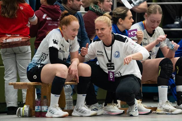 Annalena Welsch (Bergischer HC 06, 02) und Assina Mueller (Bergischer HC 06, Cheftrainerin), TG Nuertingen vs. Bergischer HC 06, Handball, 2. Bundesliga Frauen, 14. Spieltag, Saison 2025 2026, 17.01.2026, TG Nuertingen vs. Bergischer HC 06, Handball, 2. Bundesliga Frauen, 14. Spieltag, Saison 2025 2026, 17.01.2026 Nuertingen Copyright: xEibner-Pressefoto MaxxVogelx EP_MVL