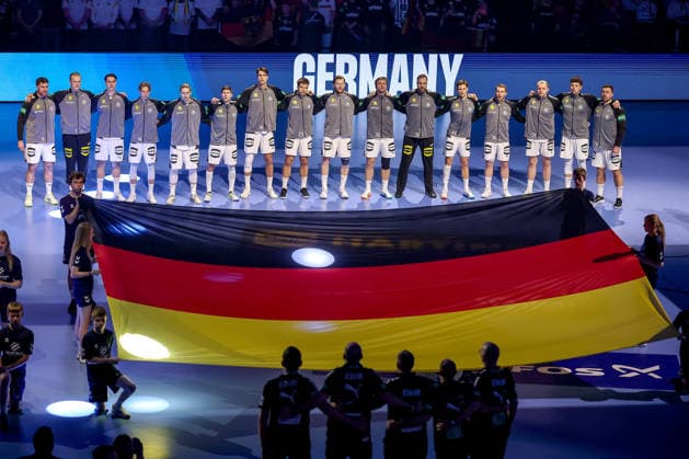17.01.2026, Handball, Men s EHF EURO 2026, Deutschland - Serbien, Jyske Bank Boxen in Herning, Dänemark, Preliminary Round: die Deutsche Nationalmannschaft steht Arm in Arm bei der Nationalhymne zusammen L-R Johannes Golla (Germany 04) Miro Schluroff (Germany 05) Mathis Häseler (Germany 14) Juri Knorr (Germany 15) Lukas Zerbe (Germany 17) Julian Köster (Germany 18) Renars Uscins (Germany 23) Tom Kiesler (Germany 30) Franz Semper (Germany 32) Andreas Wolff (Germany 33) Rune Dahmke (Germany 34) Lukas Mertens (Germany 36) Justus Fischer (Germany 54) Marko Grgic (Germany 71) Jannik Kohlbacher (Germany 80) Dänemark