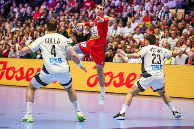17.01.2026, Handball, Men s EHF EURO 2026, Deutschland - Serbien, Jyske Bank Boxen in Herning, Dänemark, Preliminary Round: Uros Borzas (Serbien 13) im Zweikampf gegen Johannes Golla (Germany 04) Renars Uscins (Germany 23) Dänemark