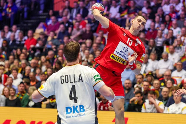 17.01.2026, Handball, Men s EHF EURO 2026, Deutschland - Serbien, Jyske Bank Boxen in Herning, Dänemark, Preliminary Round: Uros Borzas (Serbien 13) im Zweikampf gegen Johannes Golla (Germany 04) Dänemark