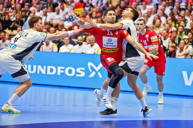 17.01.2026, Handball, Men s EHF EURO 2026, Deutschland - Serbien, Jyske Bank Boxen in Herning, Dänemark, Preliminary Round: Lazar Kukic (Serbien 24) im Zweikampf gegen Renars Uscins (Germany 23) Dänemark