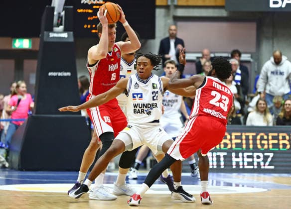 2. Basketball Bundesliga: Merlins Crailsheim - RheinStars Köln am 17.01.2026 in der Arena Hohenlohe in Ilshofen Björn Rohwer (Köln), Antonio Dewane Madlock JR (Merlins), Michael Jordan Miller (Köln)