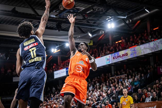 1. Basketball Bundesliga, easyCredit BBL, Saison 2025 2026, Herren, Hauptrunde, 16. Spieltag, 17.01.2026, RASTA Vechta - ALBA Berlin TJ Bamba ( 5 - RASTA Vechta) beim Korbleger Vechta RASTA Dome Niedersachsen Deutschland