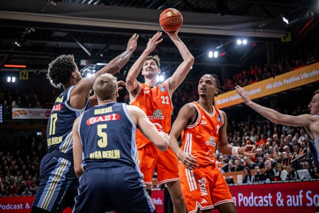 1. Basketball Bundesliga, easyCredit BBL, Saison 2025 2026, Herren, Hauptrunde, 16. Spieltag, 17.01.2026, RASTA Vechta - ALBA Berlin Tibor Pleiß ( 22 - RASTA Vechta) beim Korbleger Vechta RASTA Dome Niedersachsen Deutschland