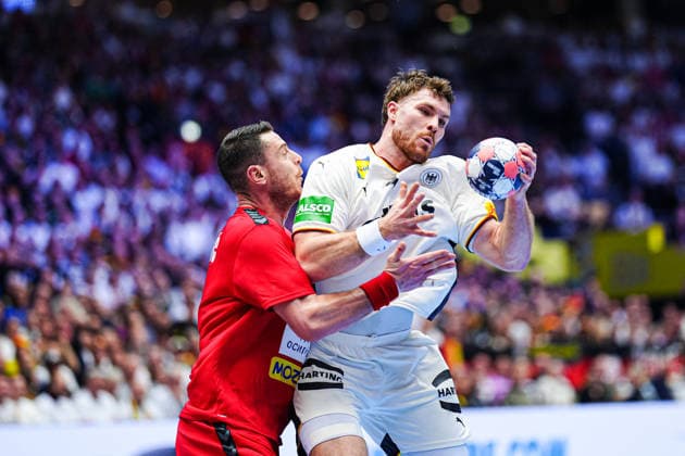 Mijajlo Marsenic (Serbien, 93), Johannes Golla (Deutschland, 04) DEN, Serbien vs. Deutschland, Handball, EHF Europameisterschaft 2026, Gruppe A, Spieltag 2, 17.01.2026 DEN, Serbien vs. Deutschland, Handball, EHF Europameisterschaft 2026, Gruppe A, Spieltag 2, 17.01.2026 Herning Copyright: xEibner-Pressefoto MarcelxvonxFehrnx EP_MFN