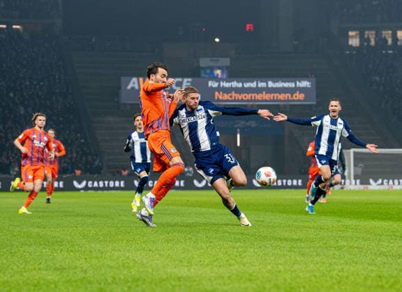Fussball, Herren, Saison 2025 2026, 2. Bundesliga (18. Spieltag), Hertha BSC - FC Schalke 04, v.l. Kenan Karaman (Schalke), Marton Dardai (Hertha BSC), Paul Seguin (Hertha BSC), 17.01. 2026,