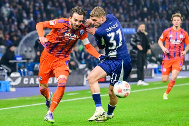 GER, Berlin, soccer, Hertha BSC vs. FC Schalke 04, DFB, 2nd Bundesliga, 2025 2026 season, Gameday 18, f.l.t.r.: Kenan Karaman (FC Schalke 04 19), Marton Dardai (Hertha BSC), Action, duels, fighting for the ball, DFB DFL REGULATIONS PROHIBIT ANY USE OF PHOTOGRAPHS AS IMAGE SEQUENCES AND OR QUASI-VIDEO, January 17, 2026,