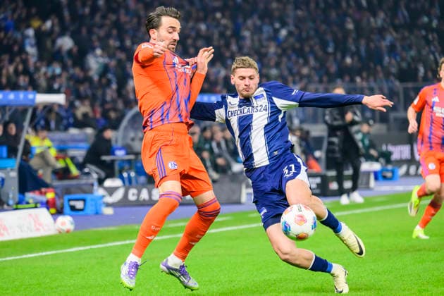 GER, Berlin, soccer, Hertha BSC vs. FC Schalke 04, DFB, 2nd Bundesliga, 2025 2026 season, Gameday 18, f.l.t.r.: Kenan Karaman (FC Schalke 04 19), Marton Dardai (Hertha BSC), Action, duels, fighting for the ball, DFB DFL REGULATIONS PROHIBIT ANY USE OF PHOTOGRAPHS AS IMAGE SEQUENCES AND OR QUASI-VIDEO, January 17, 2026,