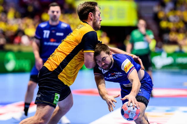 260117 Albin Lagergren of Sweden and Luc Steins of Netherlands during the EHF European Handball Championship handball match between Sweden and the Netherlands on January 17, 2026 in Malmö. handball handboll handball handbolls-em 2026 sverige sweden nederländerna netherlands ehf european handball championship sverige bbeng bbauto Copyright: MATHILDAxSCHULER BB260117MA165