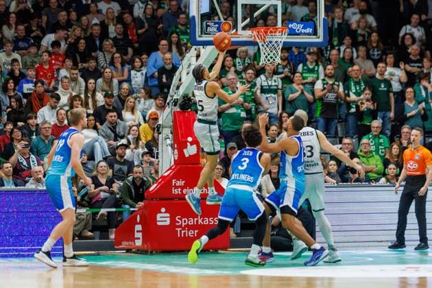 Jordan Roland (Gladiators Trier) trifft gegen Garai Zeeb (Skyliners Frankfurt) und Jaedon Le Dee (Skyliners Frankfurt), Vet Concept Gladiators Trier vs Skyliners Frankfurt, Basketball, easyCredit BBL, 16. Spieltag, Saison 2025 2026, 17.01.2026 Vet Concept Gladiators Trier vs Skyliners Frankfurt, Basketball, easyCredit BBL, 16. Spieltag, Saison 2025 2026, 17.01.2026 Copyright: xEibner-Pressefoto AlexanderxNeisx EP_ANS