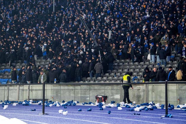 Fussball, Herren, Saison 2025 2026, 2. Bundesliga (18. Spieltag), Hertha BSC - FC Schalke 04, die Ultras von Hertha verließen nach 15 Minuten die Ostkurve, zuvor gab es auf beiden Seiten keinen organisierten Support, Fahnen wurden wieder abgehangen und eingepackt, 17.01. 2026,