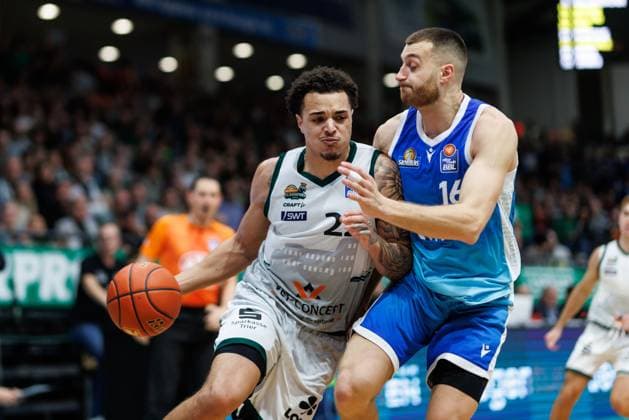 Nolan Adekunle (Gladiators Trier) im Zweikampf mit Radii Caisin (Skyliners Frankfurt), Vet Concept Gladiators Trier vs Skyliners Frankfurt, Basketball, easyCredit BBL, 16. Spieltag, Saison 2025 2026, 17.01.2026 Vet Concept Gladiators Trier vs Skyliners Frankfurt, Basketball, easyCredit BBL, 16. Spieltag, Saison 2025 2026, 17.01.2026 Copyright: xEibner-Pressefoto AlexanderxNeisx EP_ANS