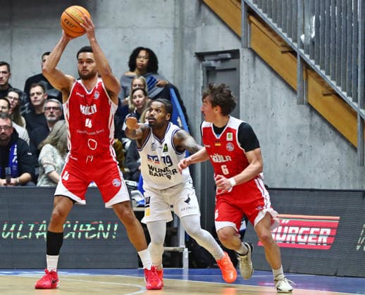2. Basketball Bundesliga: Merlins Crailsheim - RheinStars Köln am 17.01.2026 in der Arena Hohenlohe in Ilshofen Richard Zachary Watson (links, Köln) und Jasper Günther (rechts, Köln), Vincent Shahid (Merlins)