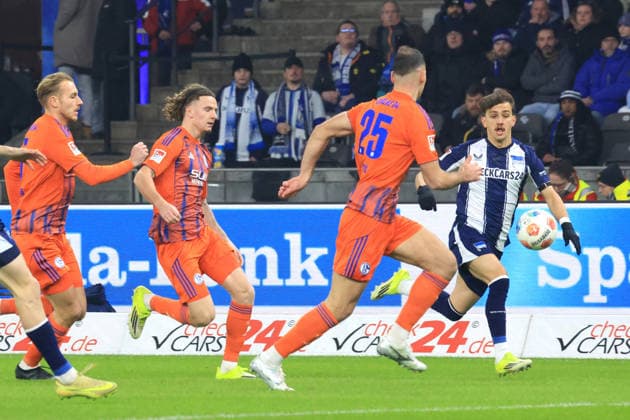DEU, DFL, 2. FBL, Hertha BSC vs. Schalke 04, 17.01.2026, Berliner Olympiastadion, Berlin, DEU, DFL, 2. FBL, Hertha BSC vs. Schalke 04, im Bild Michal Karbownik (Hertha BSC Berlin 33), NIKOLA KATIC (Schalke 04 25) DFL - regulations prohibit any use of Photographs as image sequences and or quasi-video