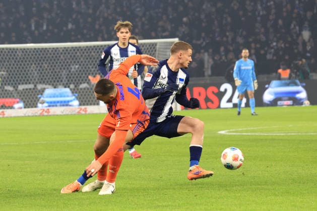 DEU, DFL, 2. FBL, Hertha BSC vs. Schalke 04, 17.01.2026, Berliner Olympiastadion, Berlin, DEU, DFL, 2. FBL, Hertha BSC vs. Schalke 04, im Bild Michael Cuisance (Hertha BSC Berlin 10), HASAN KURUCAY (Schalke 04 4) DFL - regulations prohibit any use of Photographs as image sequences and or quasi-video