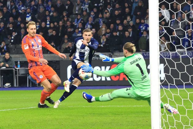 DEU, DFL, 2. FBL, Hertha BSC vs. Schalke 04, 17.01.2026, Berliner Olympiastadion, Berlin, DEU, DFL, 2. FBL, Hertha BSC vs. Schalke 04, im Bild Marten Winkler (Hertha BSC Berlin 22), LORIS KARIUS (Schalke 04 1), TIMO BECKER (Schalke 04 5) DFL - regulations prohibit any use of Photographs as image sequences and or quasi-video