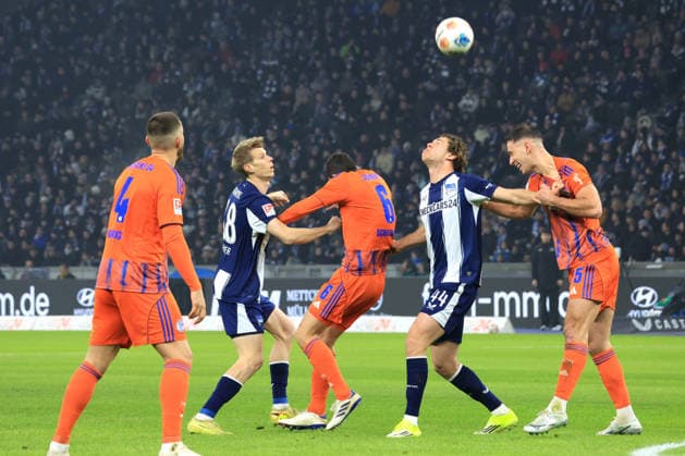DEU, DFL, 2. FBL, Hertha BSC vs. Schalke 04, 17.01.2026, Berliner Olympiastadion, Berlin, DEU, DFL, 2. FBL, Hertha BSC vs. Schalke 04, im Bild Luca Schuler (Hertha BSC Berlin 18), Linus Gechter (Hertha BSC Berlin 44), Ron Schallenberg (Schalke 04 6), TIMO BECKER (Schalke 04 5) DFL - regulations prohibit any use of Photographs as image sequences and or quasi-video