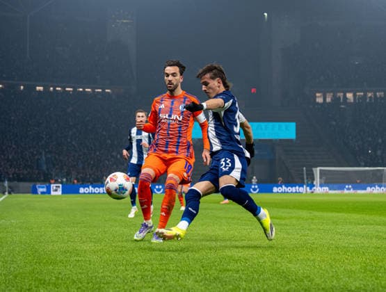 Fussball, Herren, Saison 2025 2026, 2. Bundesliga (18. Spieltag), Hertha BSC - FC Schalke 04, v.l. Kenan Karaman (Schalke), Michal Karbownik (Hertha BSC), 17.01. 2026,