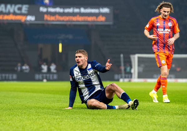 Fussball, Herren, Saison 2025 2026, 2. Bundesliga (18. Spieltag), Hertha BSC - FC Schalke 04, v.l. Marton Dardai (Hertha BSC), Mika Wallentowitz (Schalke), 17.01. 2026,
