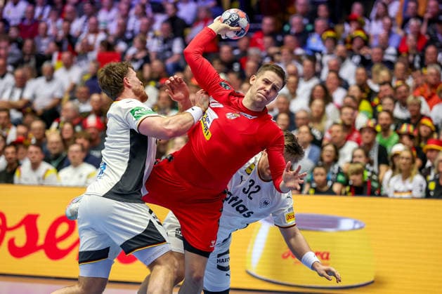 17.01.2026, Handball, Men s EHF EURO 2026, Deutschland - Serbien, Jyske Bank Boxen in Herning, Dänemark, Preliminary Round: Johannes Golla (Germany 04) und Franz Semper (Germany 32) verteidigt gegen Stefan Dodic (Serbien 40) Dänemark
