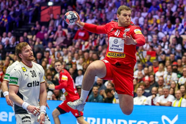 17.01.2026, Handball, Men s EHF EURO 2026, Deutschland - Serbien, Jyske Bank Boxen in Herning, Dänemark, Preliminary Round: xs41 wirft den Ball auf das Tor von David Späth (Germany 01) Dänemark