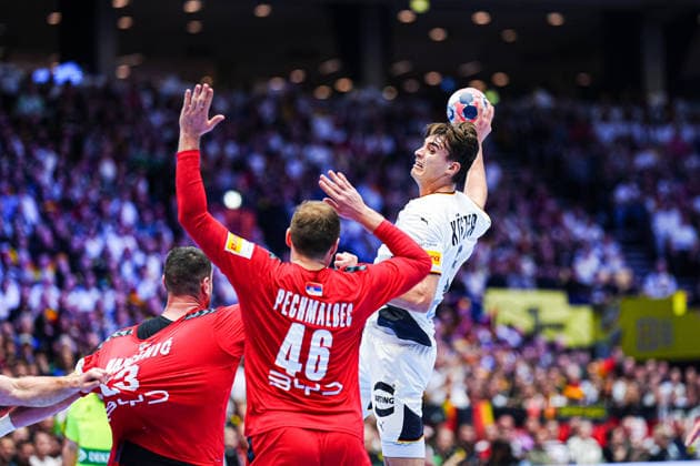 Wurf Tor Julian Koester (Deutschland, 18) DEN, Serbien vs. Deutschland, Handball, EHF Europameisterschaft 2026, Gruppe A, Spieltag 2, 17.01.2026 DEN, Serbien vs. Deutschland, Handball, EHF Europameisterschaft 2026, Gruppe A, Spieltag 2, 17.01.2026 Herning Copyright: xEibner-Pressefoto MarcelxvonxFehrnx EP_MFN