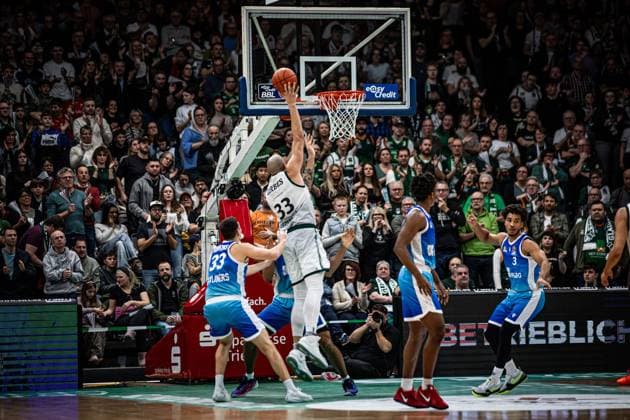 Maik Zirbes (Gladiators Trier) trifft gegen Ryan Hawkins (Skyliners Frankfurt), Vet Concept Gladiators Trier vs Skyliners Frankfurt, Basketball, easyCredit BBL, 16. Spieltag, Saison 2025 2026, 17.01.2026 Vet Concept Gladiators Trier vs Skyliners Frankfurt, Basketball, easyCredit BBL, 16. Spieltag, Saison 2025 2026, 17.01.2026 Copyright: xEibner-Pressefoto AlexanderxNeisx EP_ANS