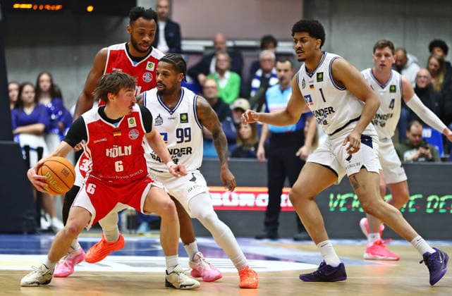 2. Basketball Bundesliga: Merlins Crailsheim - RheinStars Köln am 17.01.2026 in der Arena Hohenlohe in Ilshofen Jasper Günther (Köln), Vincent Shahid (Merlins), Gabriel de Oliveira (Merlins)