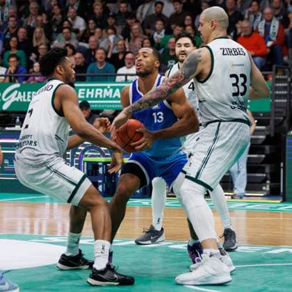 Jaedon Le Dee (Skyliners Frankfurt) im Zweikampf mit Dexter Akanno (Gladiators Trier) und Maik Zirbes (Gladiators Trier), Vet Concept Gladiators Trier vs Skyliners Frankfurt, Basketball, easyCredit BBL, 16. Spieltag, Saison 2025 2026, 17.01.2026 Vet Concept Gladiators Trier vs Skyliners Frankfurt, Basketball, easyCredit BBL, 16. Spieltag, Saison 2025 2026, 17.01.2026 Copyright: xEibner-Pressefoto AlexanderxNeisx EP_ANS