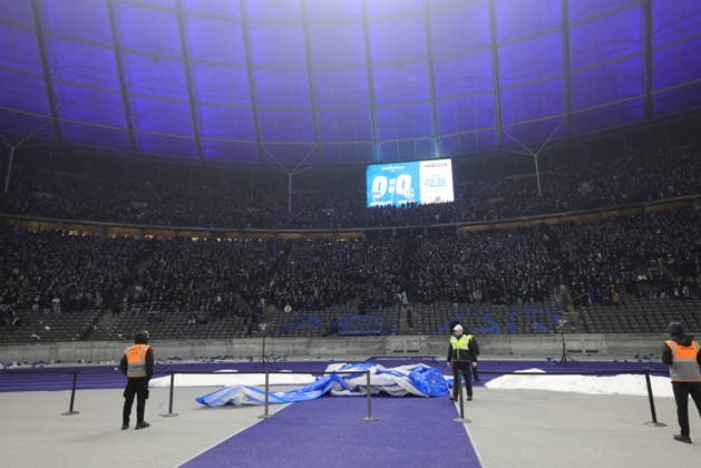 2. Fußball Bundesliga, Hertha BSC - Bielefeld; Die Berliner Ultras verlassen das Stadion in der 20 Minute der ersten Halbzeit aus Protest, sie hinterlassen die Botschaft ACAB (aus Papier), während der Begegnung in der 2. Fußball Bundesliga, Hertha BSC Berlin - Schalke 04, 17.01.2026 in Berlin, Olympiastadion. DFB regulations prohibit any use of photographs as image sequences and or quasi video.