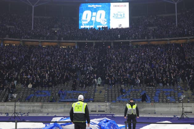 2. Fußball Bundesliga, Hertha BSC - Bielefeld; Die Berliner Ultras verlassen das Stadion in der 20 Minute der ersten Halbzeit aus Protest, sie hinterlassen die Botschaft ACAB (aus Papier), während der Begegnung in der 2. Fußball Bundesliga, Hertha BSC Berlin - Schalke 04, 17.01.2026 in Berlin, Olympiastadion. DFB regulations prohibit any use of photographs as image sequences and or quasi video.