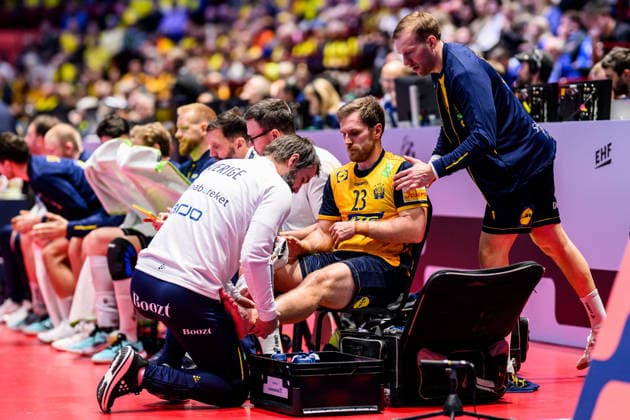 260117 Albin Lagergren of Sweden receives medical attention during the EHF European Handball Championship handball match between Sweden and the Netherlands on January 17, 2026 in Malmö. handball handboll handball handbolls-em 2026 sverige sweden nederländerna netherlands ehf european handball championship bbeng bbauto Copyright: MATHILDAxSCHULER BB260117MA175