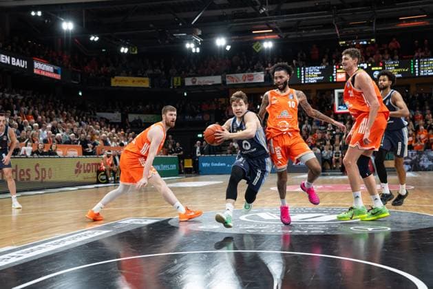 Szene mit Tevin Brown (10; Rasta Vechta), Norris Agbakoko (17; Alba Berlin), Bennet Hundt (33; Alba Berlin) und Luc van Slooten (6; Rasta Vechta) in Aktion. Bennet Hundt (33, Alba Berlin) geht zum Korbleger am 16. Spieltag der EasyCredit BBL. Spielaktion mit Bennet Hundt (33, Alba Berlin), Tevin Brown (10; Rasta Vechta) und Norris Agbakoko (17; Alba Berlin)