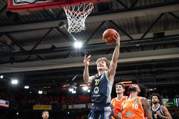 Spielaktion mit Bennet Hundt (33; Alba Berlin) beim Korbleger, Tevin Brown (10; Rasta Vechta) und Tibor Pleiß (22; Rasta Vechta) verteidigen, Norris Agbakoko (17; Alba Berlin) im Hintergrund am 16. Spieltag der EasyCredit BBL. Bennet Hundt (33; Alba Berlin) beim Korbleger